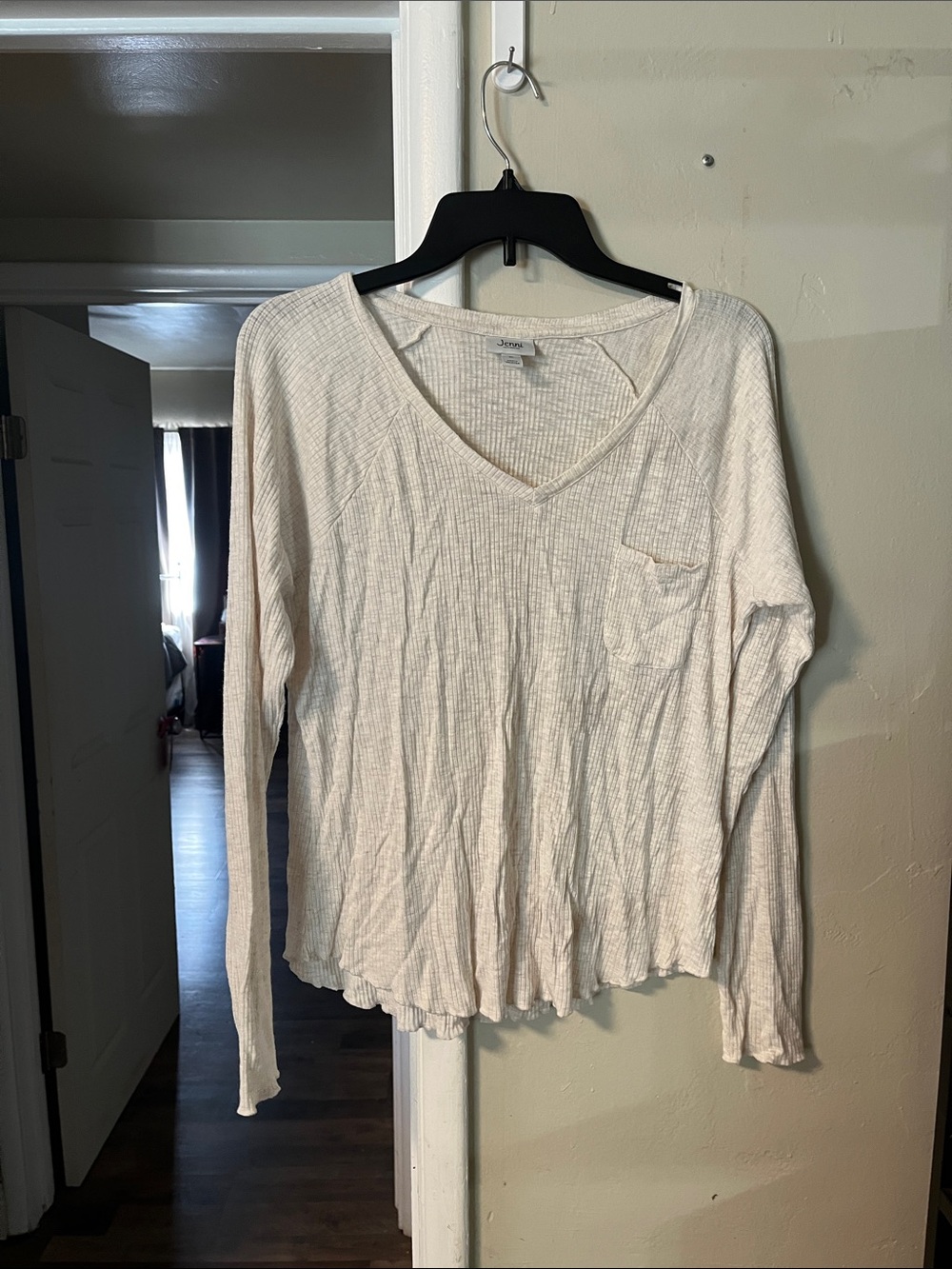 Jenni Lightweight V-Neck Long Sleeve Top in Cream